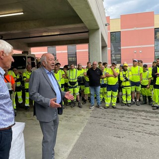 Il sindaco Yves Juhel con gli operatori ecolgici (Foto Ville de Menton)