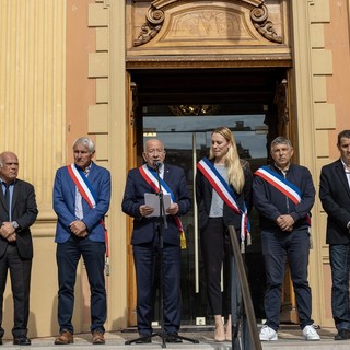 Il sindaco Juhel con le altre autorità durante la commemorazione (Foto Ville de Menton)