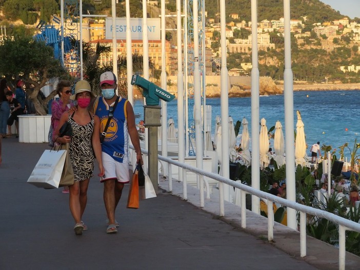 Mascherine anche in spiaggia: nuova ordinanza del Prefetto