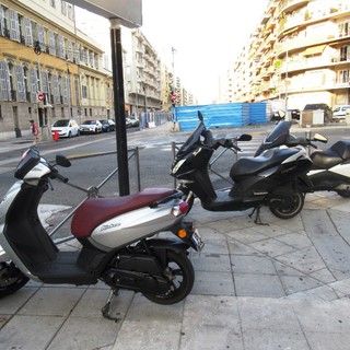 Moto in sosta su un marciapiede a Nizza