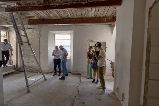 Una fase della visita al cantiere (Foto Ville de Menton)