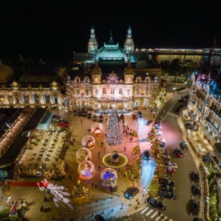 Piazza del Casino addobbata a festa per il Natale 2023