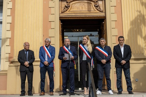 Il sindaco Juhel con le altre autorità durante la commemorazione (Foto Ville de Menton)