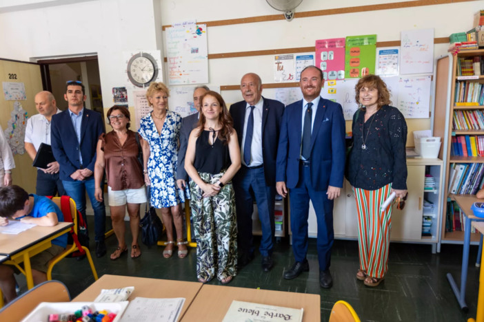 Il sindaco Juhel durante la visita alla scuola francese di Ventimiglia