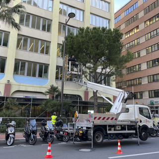 Per le strade di Monaco è iniziata la posa delle luminarie