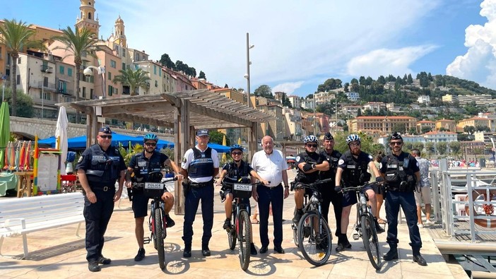 Il sindaco Juhel e il commissario Dupin con gli agenti all'inaugurazione del servizio