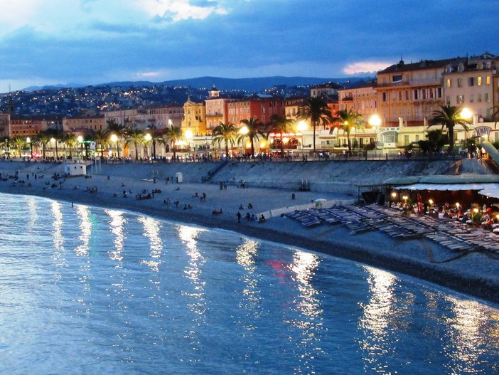 Nizza, una spiaggia al tramonto