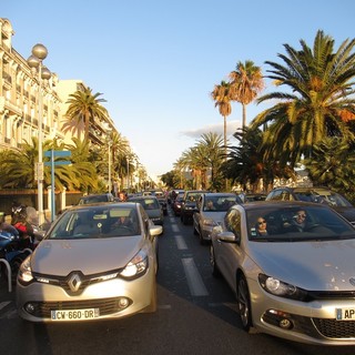 Promenade des Anglais, veicoli fermi a un semaforo