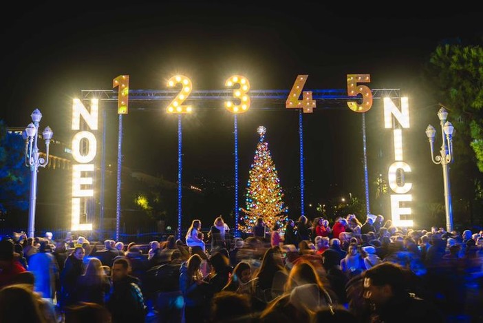 “Queste sono le luci della speranza”, a Nizza è Natale