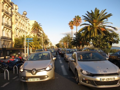 Promenade des Anglais, veicoli fermi a un semaforo