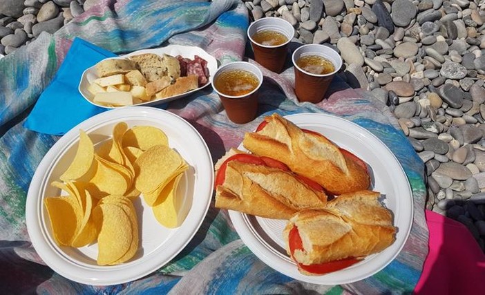 Pic Nic sulla spiaggia, foto di Nara Camatta