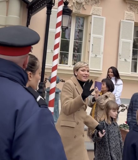 La Principessa Charléne con i figli ha seguito particolarmente interessata e divertita la Grande Parade (Fotogallery di Ezio Cairoli)