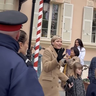 La Principessa Charléne con i figli ha seguito particolarmente interessata e divertita la Grande Parade (Fotogallery di Ezio Cairoli)