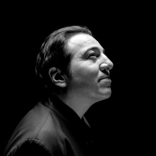 Il pianista Fazil Say stasera per il 75° Festival della Musica di Mentone (Foto: Marco Borggreve)