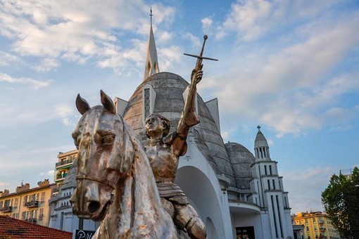 La statua dedicata a Jeanne d'Arc a Nizza