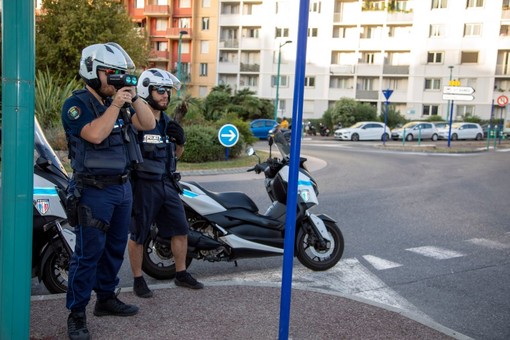 Una pattuglia della polizia municipale di mentone (Foto Ville de Menton)