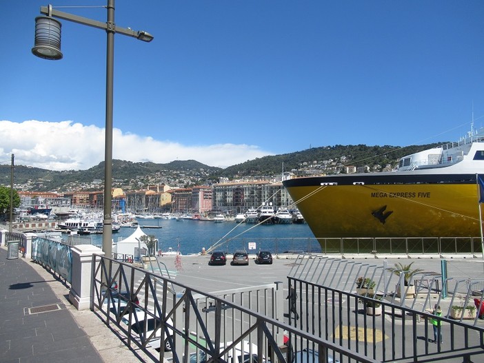 Traghetto della Corsica Ferries nel porto di Nizza