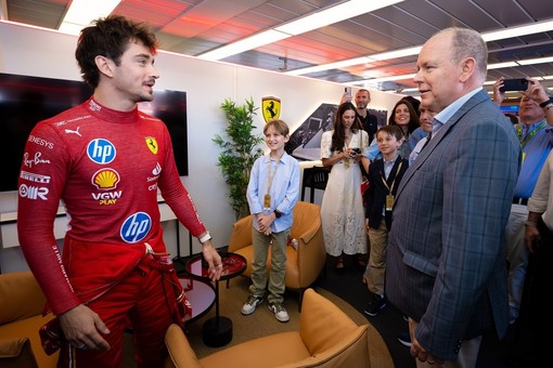 Il Principe Alberto ai box Ferrari con Charles Leclerc (Foto: Palais Princiere de Monaco)