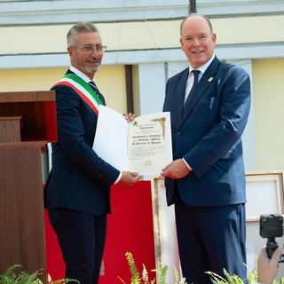 SAS il Principe Alberto II mentre riceve la cittadinanza onorarria dal sindaco di Taurianova Rocco Biasi (Crédit photo : Gaetan Luci / Palais Princier)