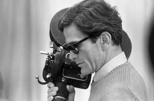 Pier Paolo Pasolini sul set di Teorema, 1968. (Cineteca di Bologna/ Fondo Angelo Novi)