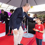 SAS il Principe Alberto premia un bimbo (Foto: Ed Wright/Mairie de Monaco)