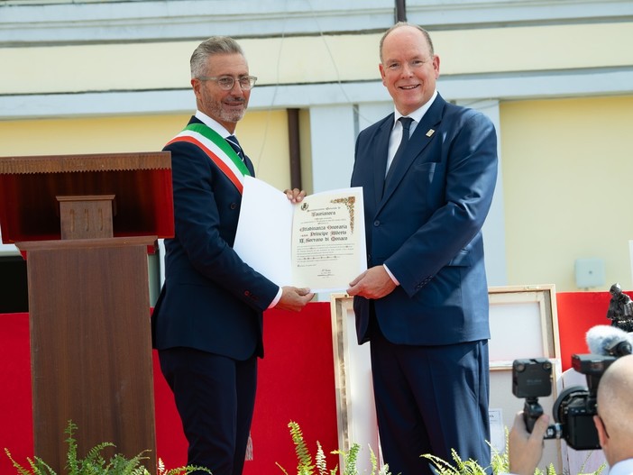 SAS il Principe Alberto II mentre riceve la cittadinanza onorarria dal sindaco di Taurianova Rocco Biasi (Crédit photo : Gaetan Luci / Palais Princier)