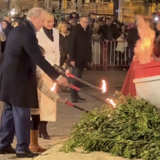 SAS il Principe Alberto II con la moglie Cahrele ed i due figli Jacques e Gabriella hanno acceso il falò (Fotogallery di Ezio Cairoli)