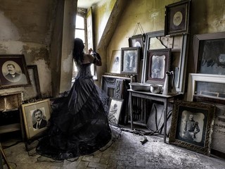 Urbex 2015 La dame et les tableaux @Patrick Hanez