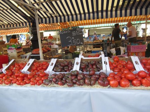 Tanti pomodori al mercato di Cours Saleya