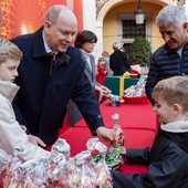 Il Principe ereditario Jacques consegna un dono ad un bimbo monegasco