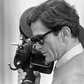 Pier Paolo Pasolini sul set di Teorema, 1968. (Cineteca di Bologna/ Fondo Angelo Novi)