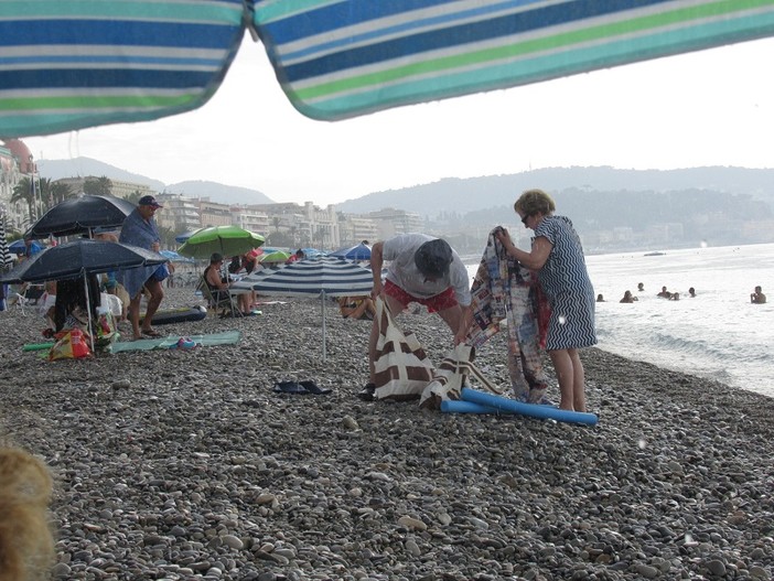 Pioggia d'agosto sulle spiagge di Nizza