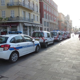 Blitz notturno della polizia in alcuni quartieri di Nizza: obiettivo la tranquillità dei residenti