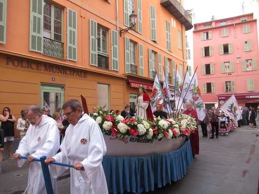 Processione di Sainte Réparate Sainte dans sa barque