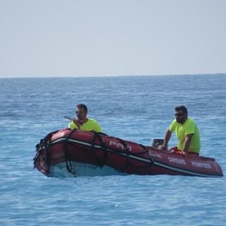 Pompieri perlustrano lo specchio di mare di Nizza