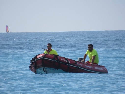 Pompieri perlustrano lo specchio di mare di Nizza