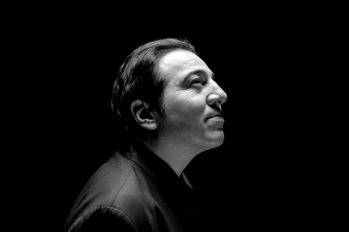 Il pianista Fazil Say stasera per il 75° Festival della Musica di Mentone (Foto: Marco Borggreve)