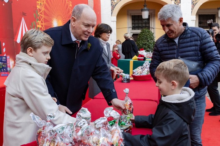 Il Principe ereditario Jacques consegna un dono ad un bimbo monegasco