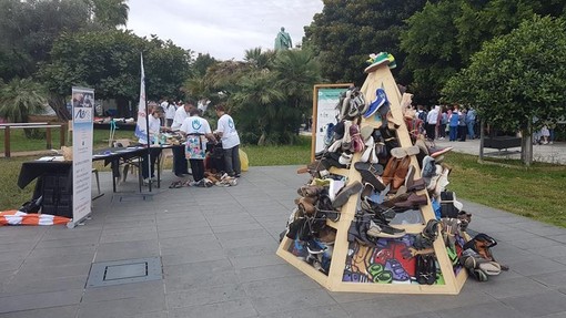 Pyramide des chaussures, fotografie di Ghjuvan Pasquale