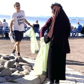 Volontari raccolgono rifiuti sulla spiaggia di Nizza. Fotografie di Silvia Assin