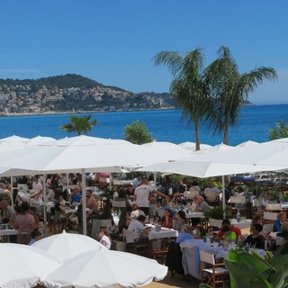 Un ristorante sulla spiaggia a Nizza