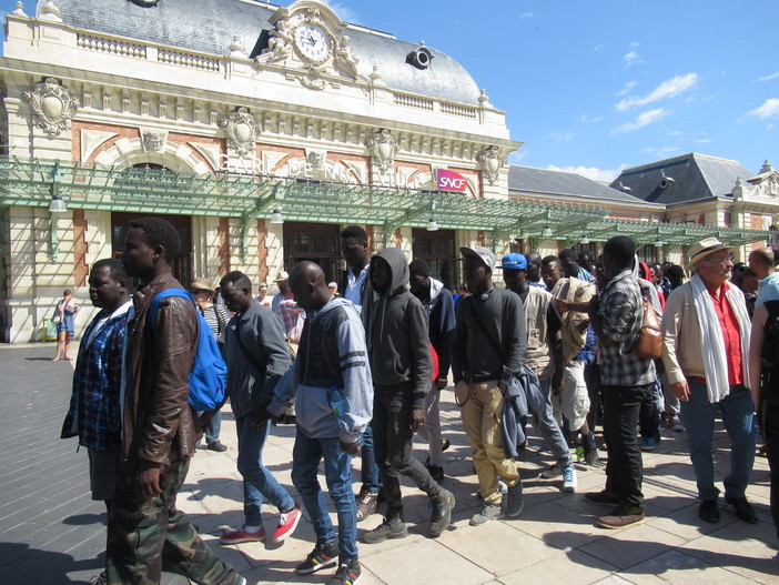 Richiedenti asilo giungono alla stazione di Nizza