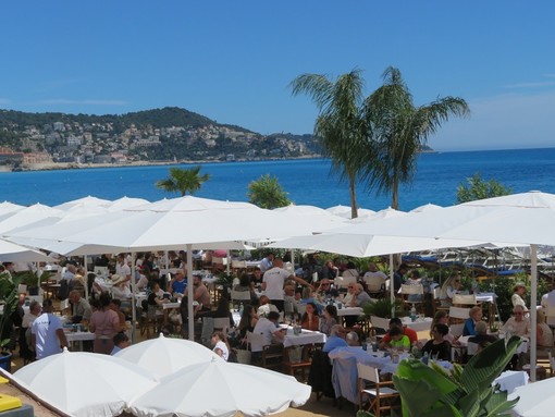 Un ristorante sulla spiaggia a Nizza