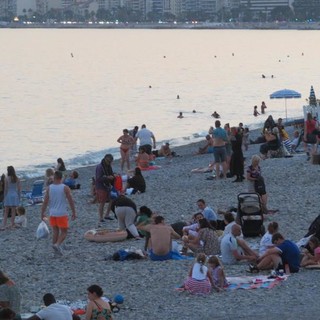 Sera d'agosto sulle spiagge di Nizza