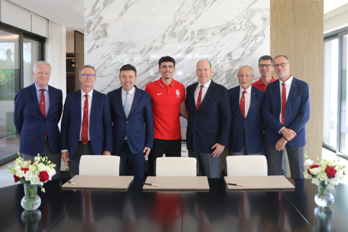 SAS il Principe Alberto II con l'atleta Téo Andant,i dirigenti della Federazione Monegasca di Atletica e gli uomini di Monte-Carlo SBM