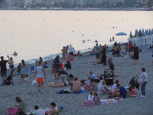 Sera d'agosto sulle spiagge di Nizza