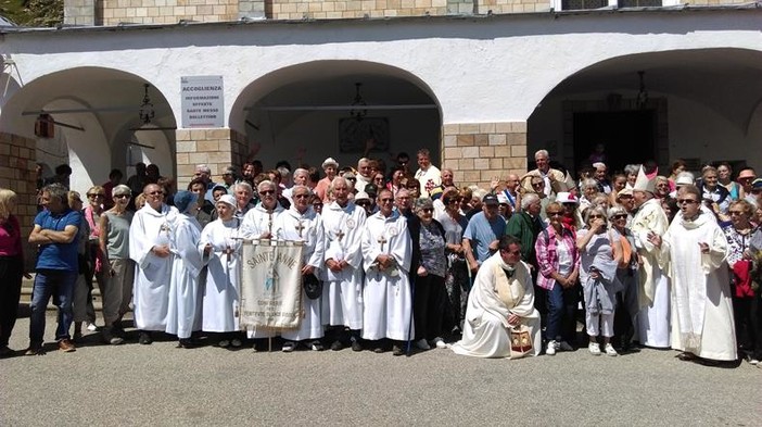 Pénitents Blancs de Sainte Anne d'Isola, foto di André Rami