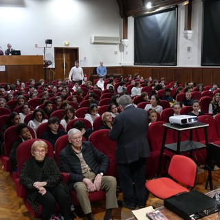 La sala gremita di studenti (Foto: Ville de Menotn)