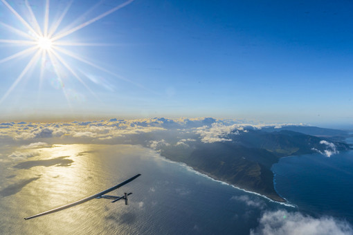 L'aeromobile Solar Impulse a completa alimentazione solare con 270 metri quadri di pannelli solari. Ha un'apertura alare leggermente inferiore a quella di un Airbus e i suoi quattro motori elettrici, alimentati da 633 chili di batterie al litio, possono fargli raggiungere una velocità di 140 km/h.