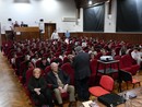 La sala gremita di studenti (Foto: Ville de Menotn)